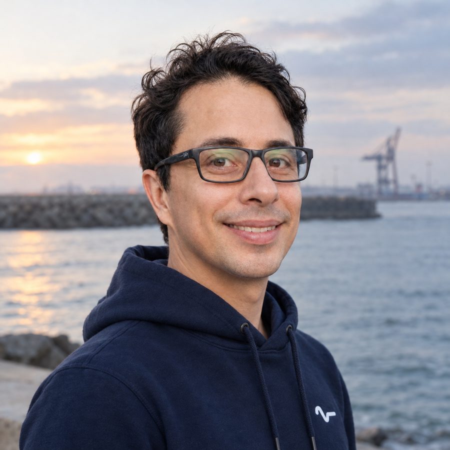 Luis Landi junto ao mar